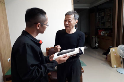 吳理事長向王政戰處長解說攝影技巧與創作理念