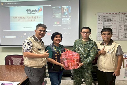 後服幹部慰問進駐公所官兵