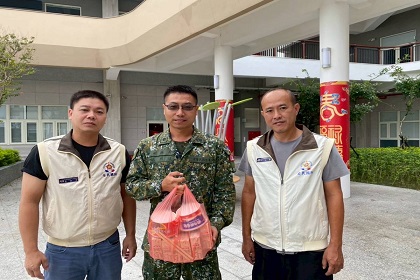 後服幹部慰問進駐公所官兵
