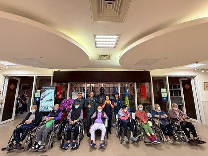 雲林縣後備指揮部頒發榮家抗戰英雄紀念章合影