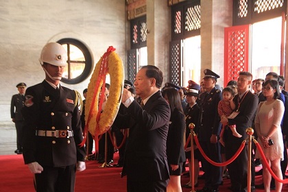 中華民國慶祝108年青年節輔導委員會主任葛勇光率員向中華民國革命先烈暨陣亡將士靈位獻花致敬