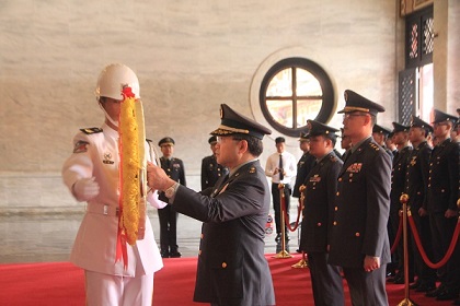 陸軍專科學校校長石少將率員向中華民國革命先烈暨陣亡將士靈位蒞祠獻花致敬