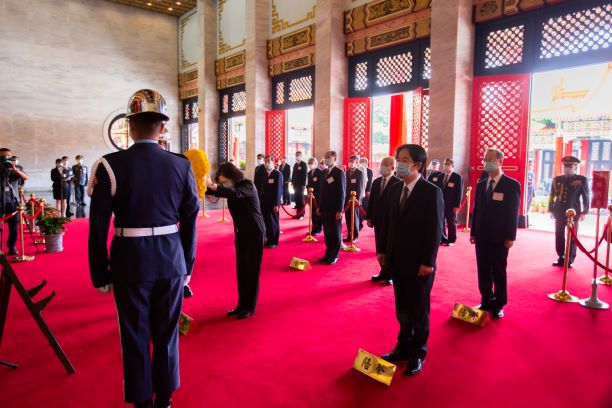 蔡總統向各民族先祖及國民革命烈士之靈位獻花