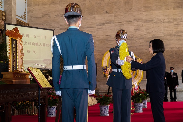 蔡總統向各民族先祖及國民革命烈士之靈位獻花