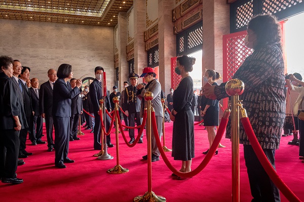 蔡總統向烈士遺族代表慰問致意