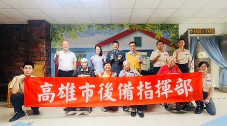 高雄市後備指揮部親贈紀念二戰暨抗戰勝利80週年紀念徽章傳承愛國精神