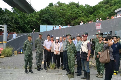 指揮官邱上校陪同宜蘭縣林縣長勘災